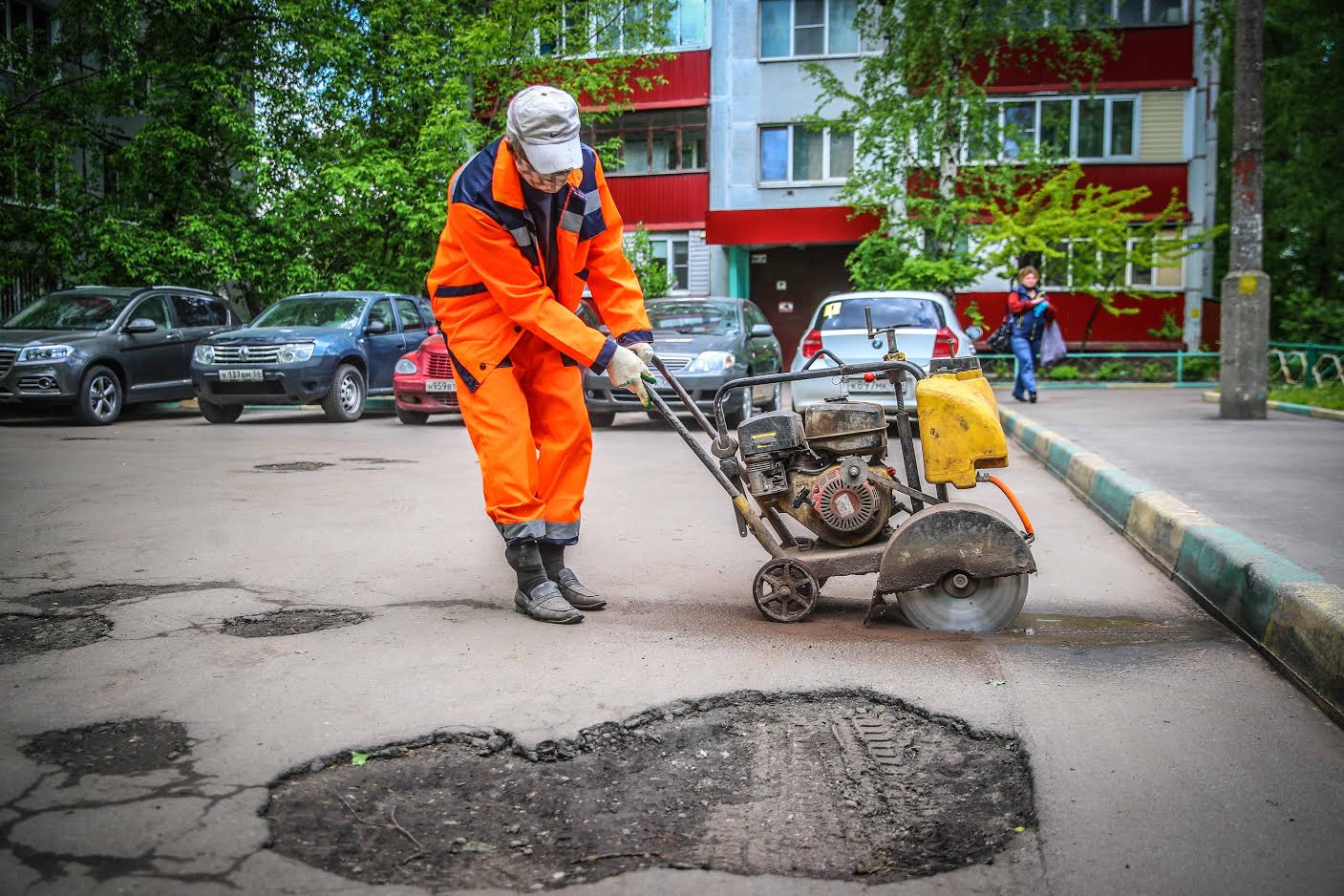 Укладка асфальта вручную при ремонте ям