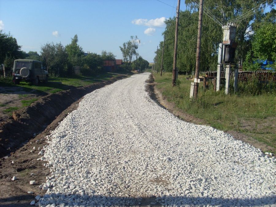 Дорога из щебня в садовом товариществе 